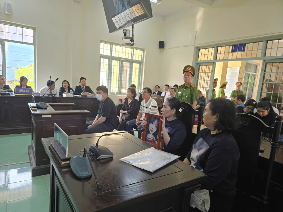 Tài xế trong vụ tai nạn làm nữ sinh tử vong ở Vĩnh Long được dìu tới toà Tài xế trong vụ tai nạn làm nữ sinh tử vong ở Vĩnh Long được dìu tới toà