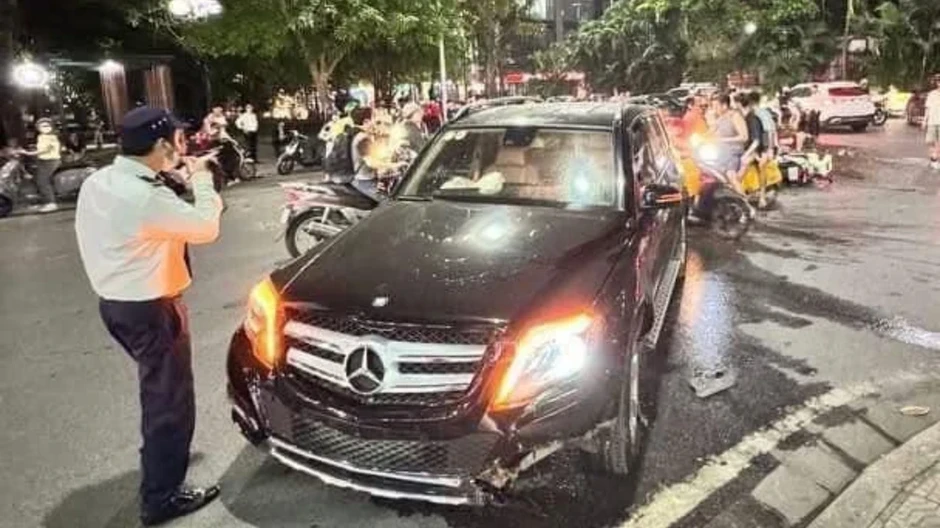 Tài xế vi phạm nồng độ cồn, Mercedes tông 2 xe máy, làm vỡ vòng xuyến Tài xế vi phạm nồng độ cồn, Mercedes tông 2 xe máy, làm vỡ vòng xuyến