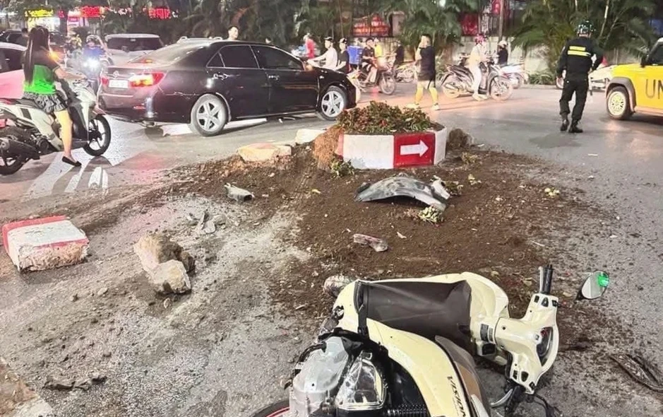 Tài xế vi phạm nồng độ cồn, Mercedes tông 2 xe máy, làm vỡ vòng xuyến Tài xế vi phạm nồng độ cồn, Mercedes tông 2 xe máy, làm vỡ vòng xuyến