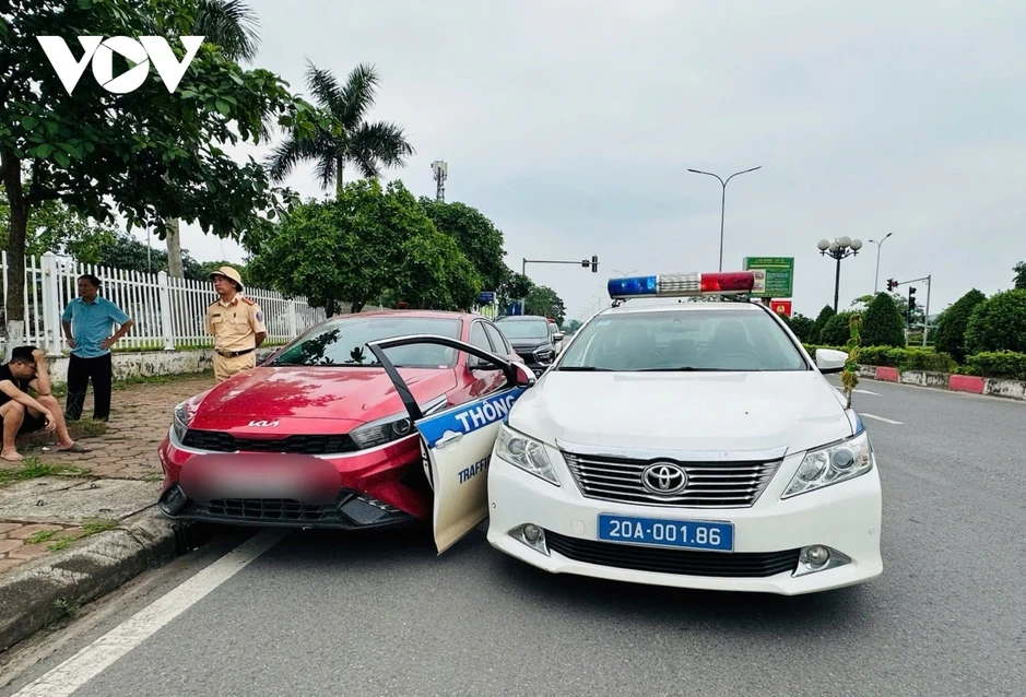 Tài xế vi phạm nồng độ cồn, tông xe CSGT tại Thái Nguyên Tài xế vi phạm nồng độ cồn, tông xe CSGT tại Thái Nguyên
