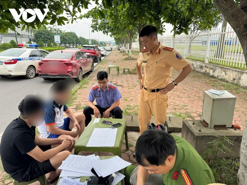 Tài xế vi phạm nồng độ cồn, tông xe CSGT tại Thái Nguyên Tài xế vi phạm nồng độ cồn, tông xe CSGT tại Thái Nguyên
