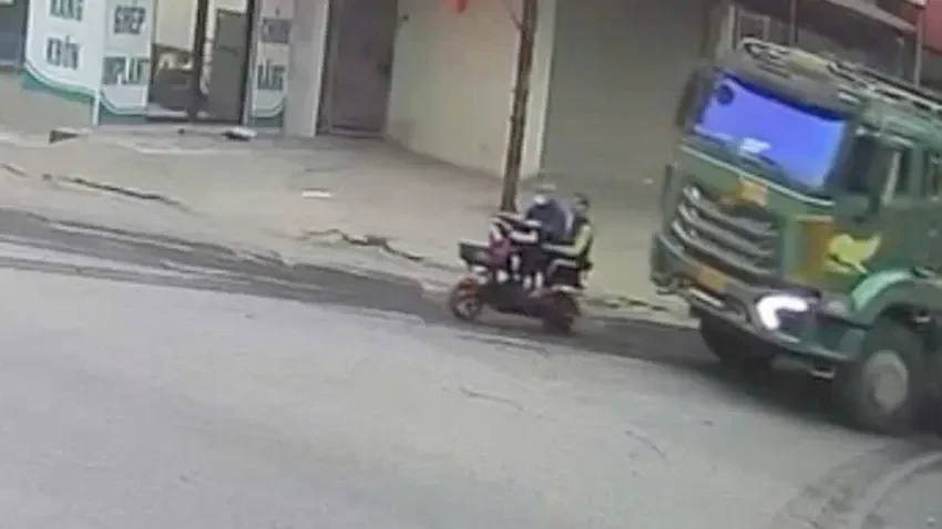 Tài xế vừa lái xe, vừa “buôn chuyện” điện thoại gây tai nạn làm 2 người tử vong Tài xế vừa lái xe, vừa “buôn chuyện” điện thoại gây tai nạn làm 2 người tử vong