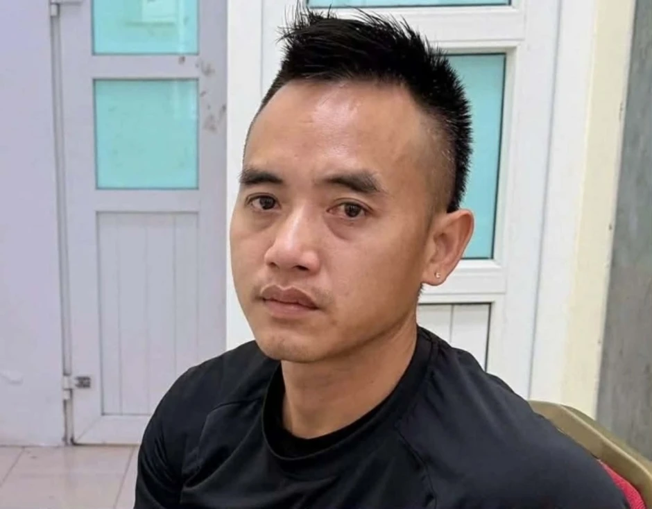 Tài xế xe bán tải cố tình chèn ngã ba người đi xe máy bị tạm giữ Tài xế xe bán tải cố tình chèn ngã ba người đi xe máy bị tạm giữ