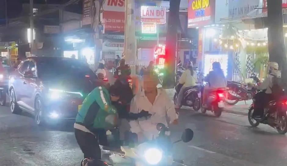 Tài xế xe công nghệ bị khách đánh túi bụi