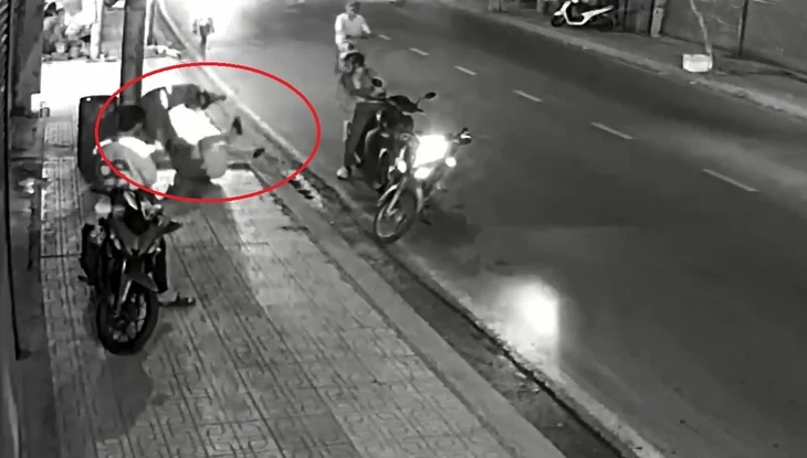Tài xế xe công nghệ đánh dã man nam thanh niên vì... ghen