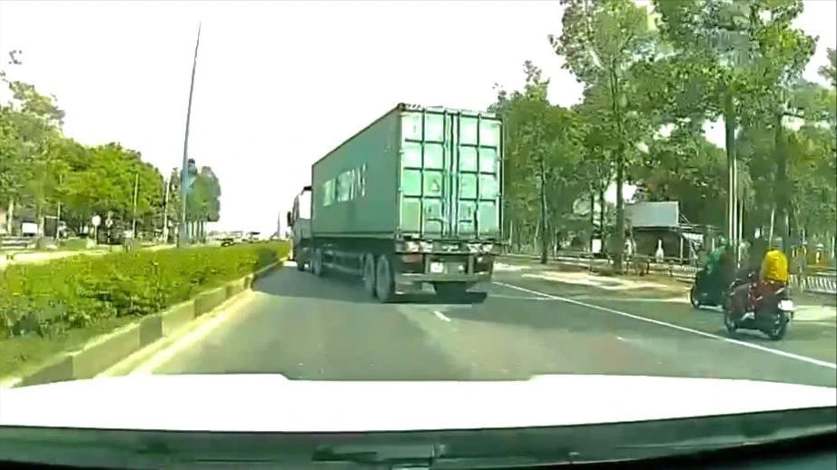 Tài xế xe container lạng lách trên đường Mỹ Phước - Tân Vạn bị phạt đến 50 triệu đồng