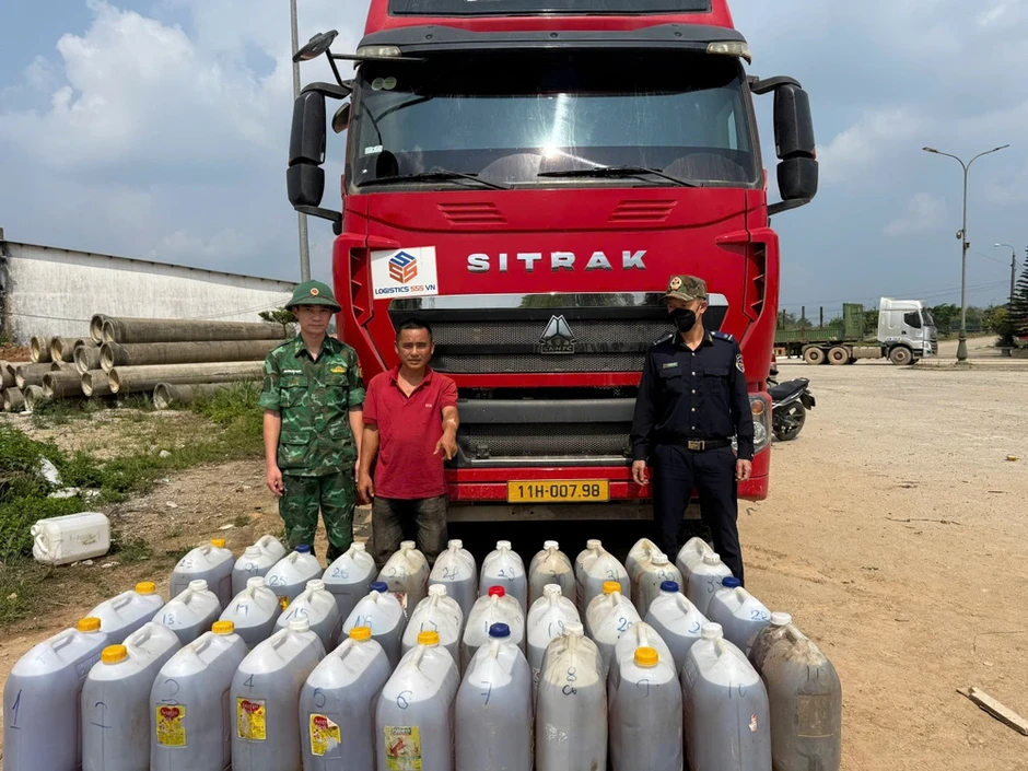 Tài xế xe đầu kéo chở dầu qua biên giới bán kiếm lời Tài xế xe đầu kéo chở dầu qua biên giới bán kiếm lời
