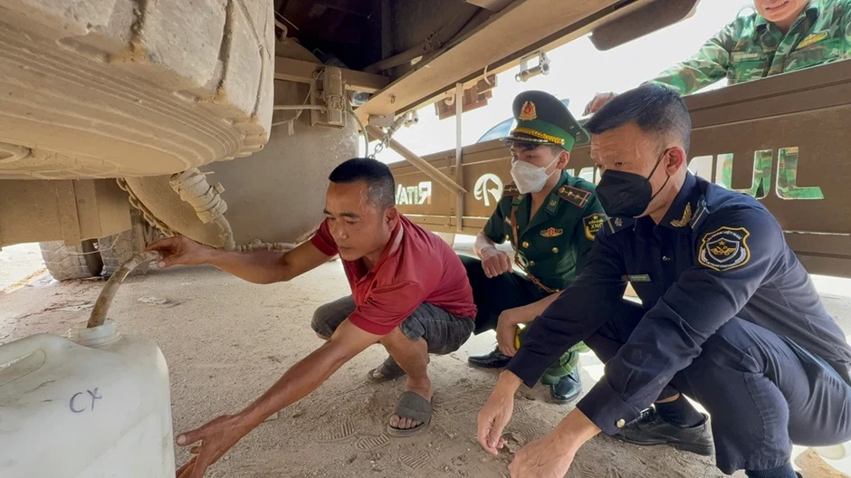 Tài xế xe đầu kéo chở dầu qua biên giới bán kiếm lời Tài xế xe đầu kéo chở dầu qua biên giới bán kiếm lời