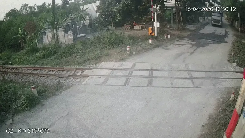 Tài xế xe đầu kéo vượt đường sắt khi gác chắn đang hạ Tài xế xe đầu kéo vượt đường sắt khi gác chắn đang hạ