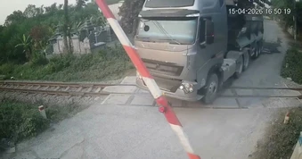 Tài xế xe đầu kéo vượt đường sắt khi gác chắn đang hạ