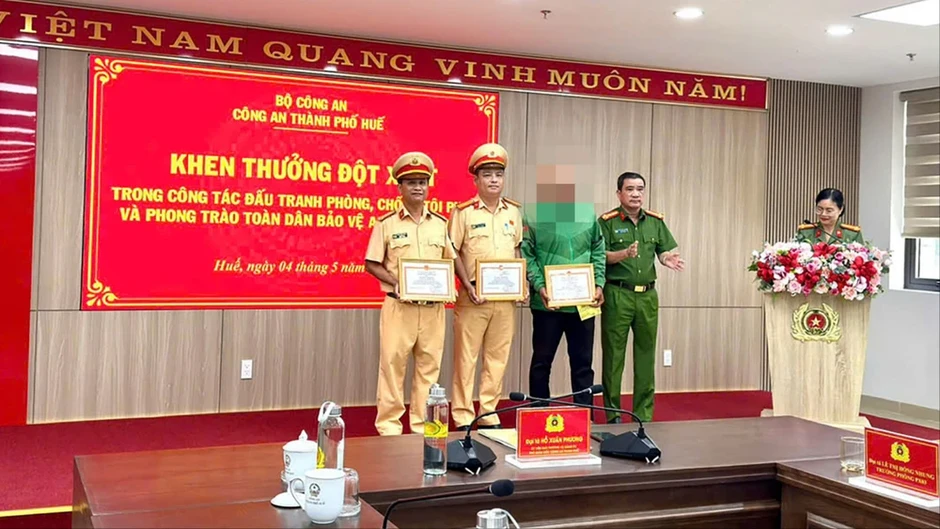 Tài xế xe ôm công nghệ cùng 2 CSGT tóm gọn tên trộm ở Huế Tài xế xe ôm công nghệ cùng 2 CSGT tóm gọn tên trộm ở Huế