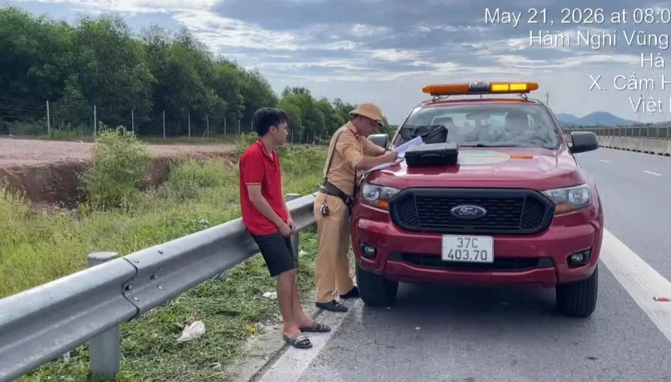 Tài xế xe tải chạy ngược chiều trên cao tốc Hàm Nghi - Vũng Áng Tài xế xe tải chạy ngược chiều trên cao tốc Hàm Nghi - Vũng Áng