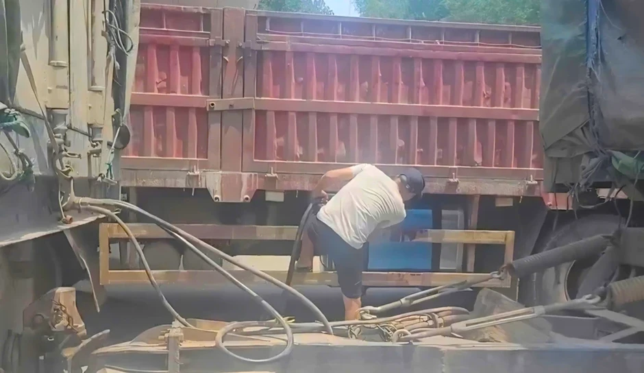 Tài xế xe tải, xe khách độ chế thùng chứa để chở dầu qua Lào trái phép Tài xế xe tải, xe khách độ chế thùng chứa để chở dầu qua Lào trái phép