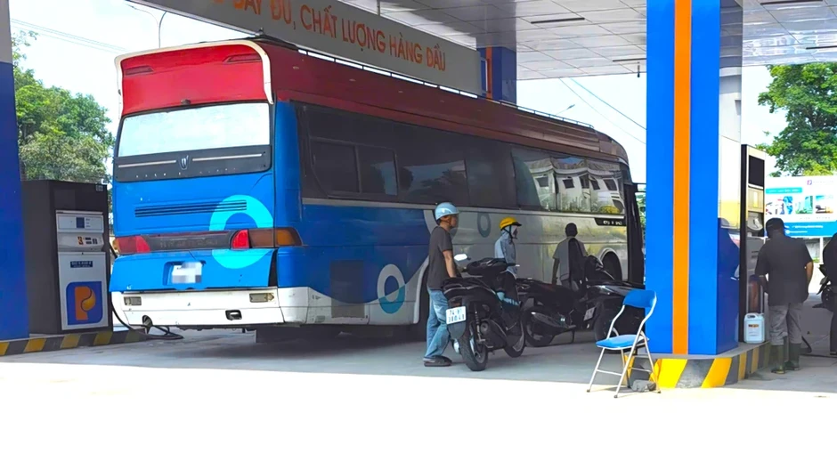 Tài xế xe tải, xe khách độ chế thùng chứa để chở dầu qua Lào trái phép Tài xế xe tải, xe khách độ chế thùng chứa để chở dầu qua Lào trái phép