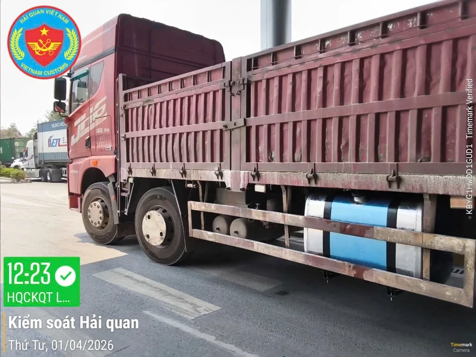 Tài xế xe tải, xe khách độ chế thùng chứa để chở dầu qua Lào trái phép Tài xế xe tải, xe khách độ chế thùng chứa để chở dầu qua Lào trái phép