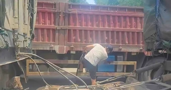 Tài xế xe tải, xe khách độ chế thùng chứa để chở dầu qua Lào trái phép