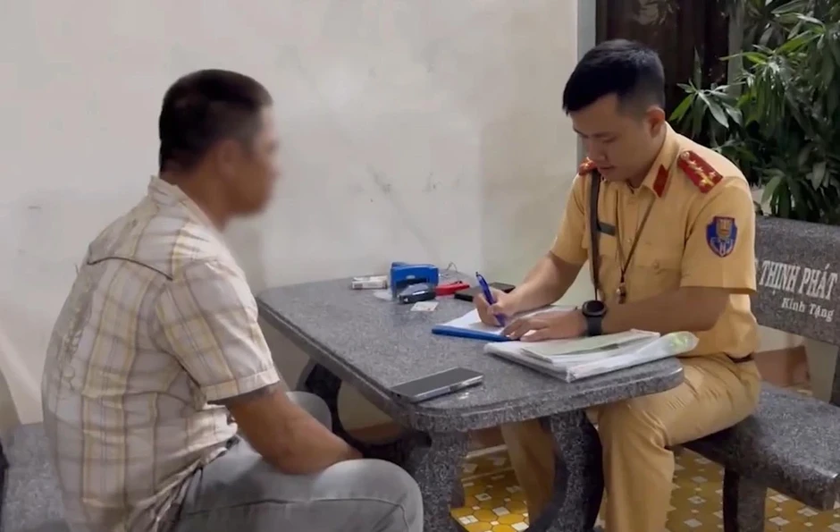 Tài xế xích lô chở 4 người đi ngược chiều suýt gây tai nạn ở Nha Trang Tài xế xích lô chở 4 người đi ngược chiều suýt gây tai nạn ở Nha Trang