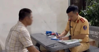 Tài xế xích lô chở 4 người đi ngược chiều suýt gây tai nạn ở Nha Trang