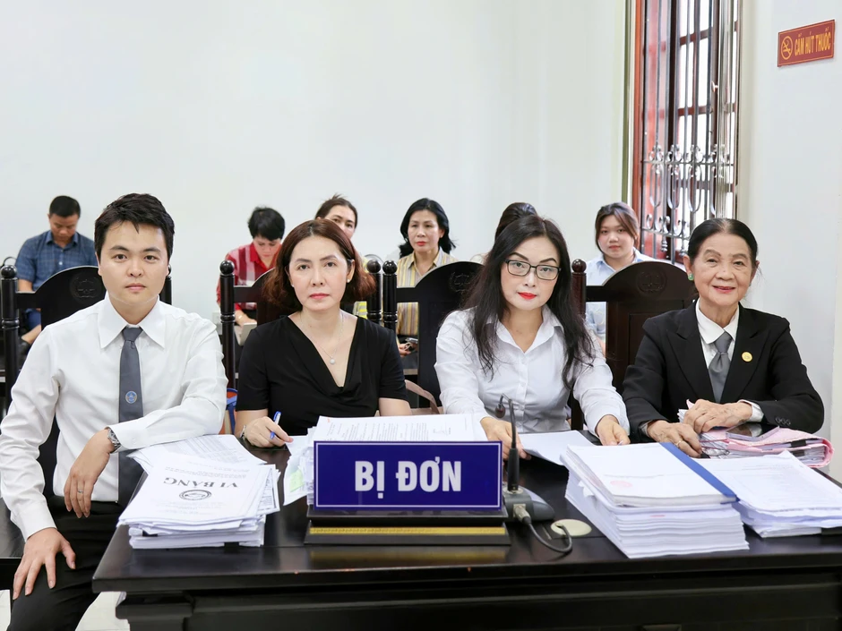 Tạm dừng phiên ly hôn 1.200 tỉ để làm rõ việc Bộ Công an khám xét Tạm dừng phiên ly hôn 1.200 tỉ để làm rõ việc Bộ Công an khám xét