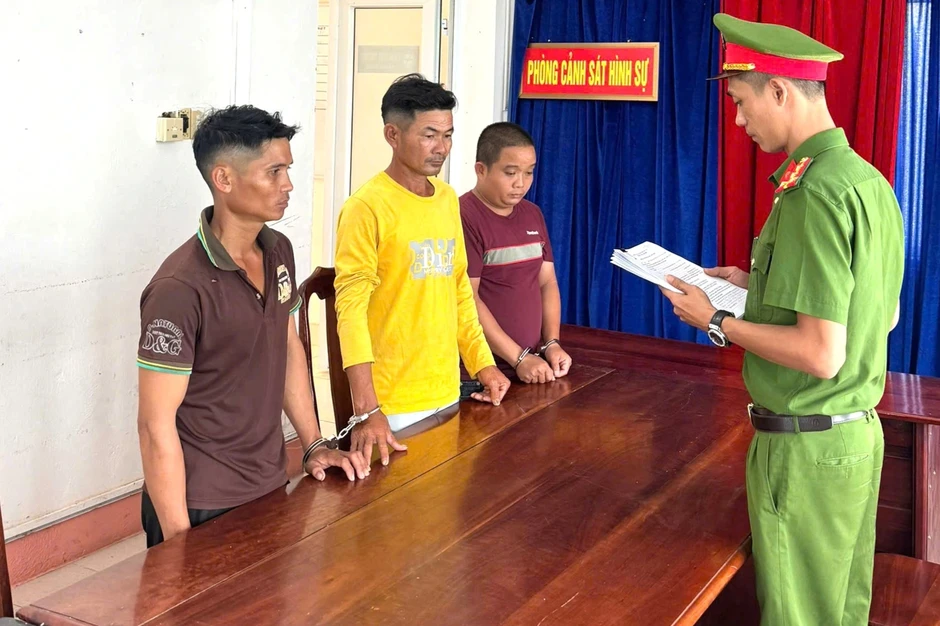 Tạm giam 3 đối tượng đánh người vì cho rằng bóp còi làm đàn trâu hoảng sợ Tạm giam 3 đối tượng đánh người vì cho rằng bóp còi làm đàn trâu hoảng sợ