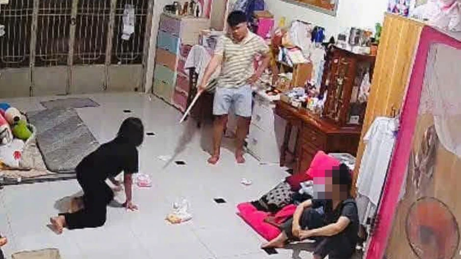 Tạm giam cha dượng hành hạ, bắt bé gái 11 tuổi quỳ đến 1 giờ sáng Tạm giam cha dượng hành hạ, bắt bé gái 11 tuổi quỳ đến 1 giờ sáng