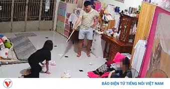 Tạm giam cha dượng hành hạ, bắt bé gái 11 tuổi quỳ đến 1 giờ sáng