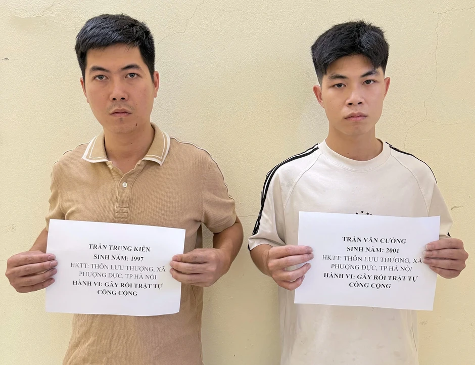 Tạm giữ 2 anh em đánh phụ nữ vì nghi quan hệ bất minh với bố mình Tạm giữ 2 anh em đánh phụ nữ vì nghi quan hệ bất minh với bố mình