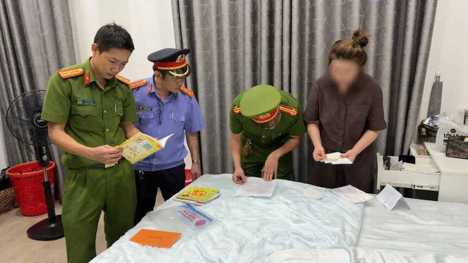 Tạm giữ 2 nghi phạm mạo danh nhân viên trung tâm đấu giá, lừa đảo hơn 300 tỉ đồng Tạm giữ 2 nghi phạm mạo danh nhân viên trung tâm đấu giá, lừa đảo hơn 300 tỉ đồng