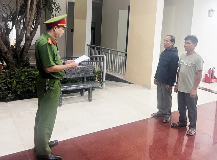 Tạm giữ 2 người đàn ông giở trò đồi bại với bé gái 13 tuổi Tạm giữ 2 người đàn ông giở trò đồi bại với bé gái 13 tuổi