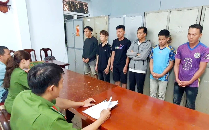 Tạm giữ 2 người đàn ông giở trò đồi bại với bé gái 13 tuổi Tạm giữ 2 người đàn ông giở trò đồi bại với bé gái 13 tuổi