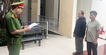 Tạm giữ 2 người đàn ông giở trò đồi bại với bé gái 13 tuổi