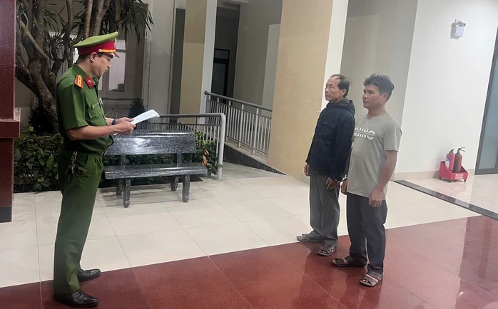 Tạm giữ 2 người đàn ông giở trò đồi bại với cháu bé 13 tuổi Tạm giữ 2 người đàn ông giở trò đồi bại với cháu bé 13 tuổi