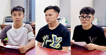 Tạm giữ 3 thanh niên mang hung khí đi gây rối ở phường Long Xuyên