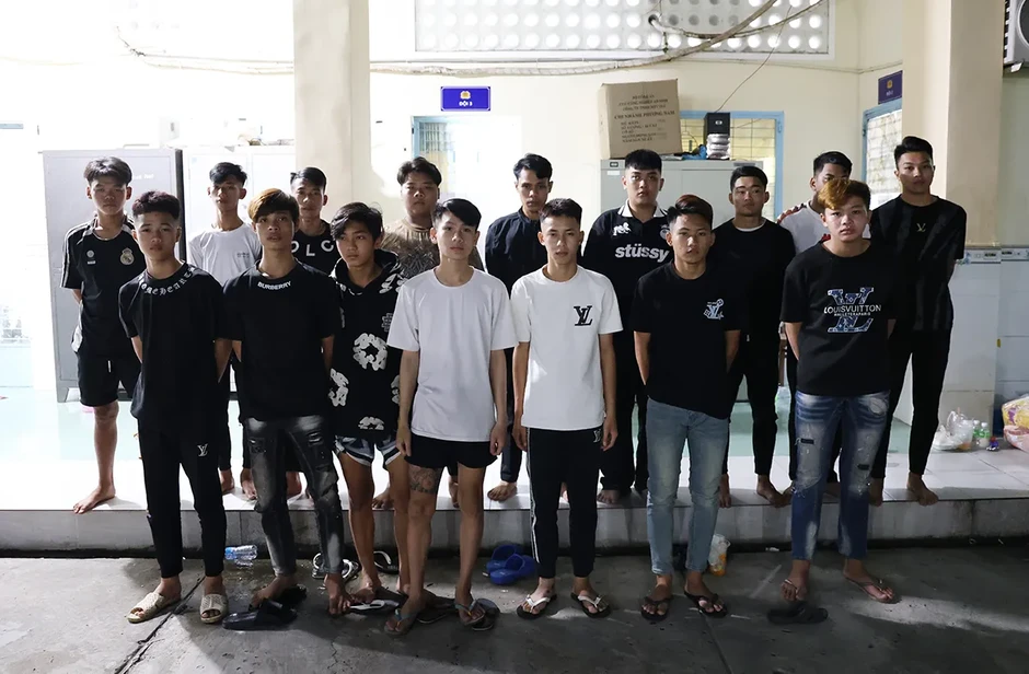Tạm giữ 33 thanh thiếu niên dùng hung khí đánh nhau trong đêm Tạm giữ 33 thanh thiếu niên dùng hung khí đánh nhau trong đêm