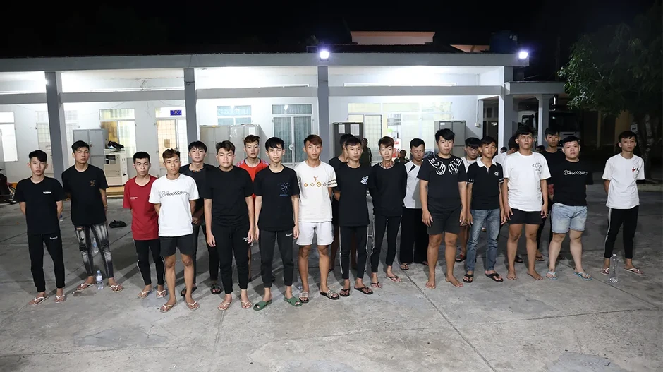 Tạm giữ 33 thanh thiếu niên dùng hung khí đánh nhau trong đêm Tạm giữ 33 thanh thiếu niên dùng hung khí đánh nhau trong đêm