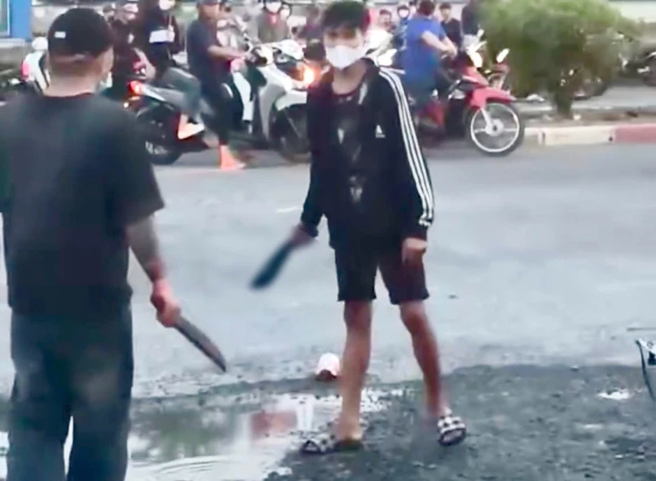 Tạm giữ 4 người cầm hung khí đánh nhau trước cổng công ty ở phường Dĩ An Tạm giữ 4 người cầm hung khí đánh nhau trước cổng công ty ở phường Dĩ An
