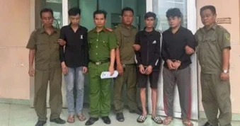 Tạm giữ 4 người cầm hung khí đánh nhau trước cổng công ty ở phường Dĩ An
