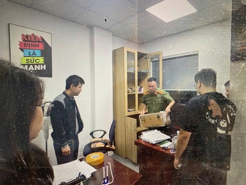 Tạm giữ 7 đối tượng lừa đảo dưới vỏ bọc của Công ty cổ phần truyền thông công nghệ Sky Media Tạm giữ 7 đối tượng lừa đảo dưới vỏ bọc của Công ty cổ phần truyền thông công nghệ Sky Media