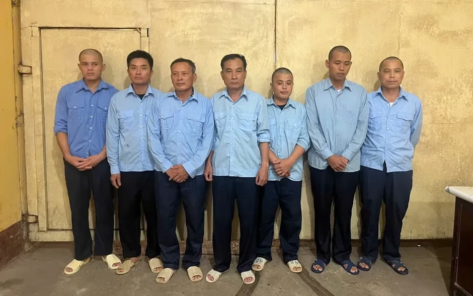 Tạm giữ 8 đối tượng khai thác trái phép 30.000m³ cát trên sông Hồng Tạm giữ 8 đối tượng khai thác trái phép 30.000m³ cát trên sông Hồng