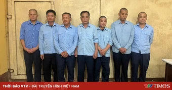 Tạm giữ 8 đối tượng khai thác trái phép 30.000m³ cát trên sông Hồng