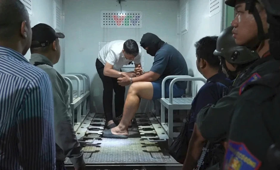Tạm giữ 8 người không tố giác, giúp nghi phạm nước ngoài gây án nổ súng bỏ trốn Tạm giữ 8 người không tố giác, giúp nghi phạm nước ngoài gây án nổ súng bỏ trốn