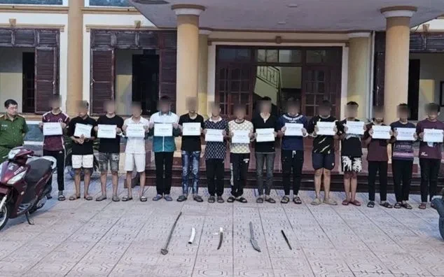 Tạm giữ 9 thanh thiếu niên mang hung khí hỗn chiến trên đường Tạm giữ 9 thanh thiếu niên mang hung khí hỗn chiến trên đường