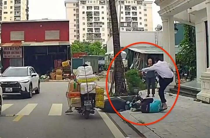 Tạm giữ bảo vệ hành hung tài xế xe ôm dã man trước cổng khu đô thị Tạm giữ bảo vệ hành hung tài xế xe ôm dã man trước cổng khu đô thị