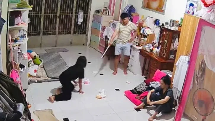 Tạm giữ đối tượng bạo hành con gái 11 tuổi của người tình Tạm giữ đối tượng bạo hành con gái 11 tuổi của người tình