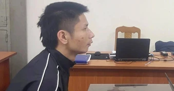 Tạm giữ đối tượng cầm 2 dao chém người đi đường, đấm công an ở Hà Nội