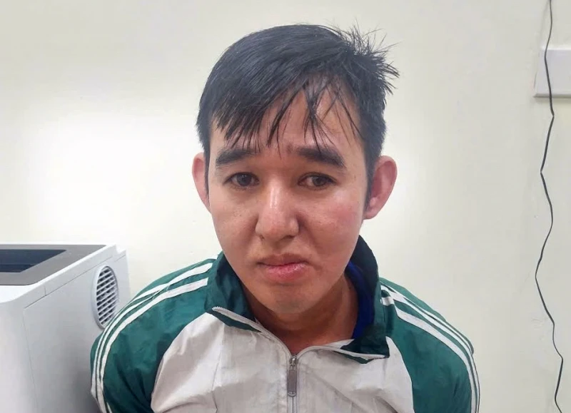 Tạm giữ đối tượng dẫn bạn gái nhí vào cà phê chòi hiếp dâm Tạm giữ đối tượng dẫn bạn gái nhí vào cà phê chòi hiếp dâm