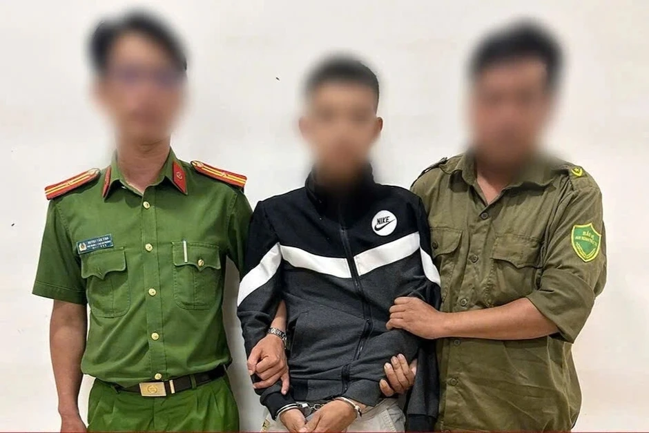 Tạm giữ đối tượng dùng xăng tấn công cha ruột và lực lượng công an Tạm giữ đối tượng dùng xăng tấn công cha ruột và lực lượng công an