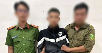 Tạm giữ đối tượng dùng xăng tấn công cha ruột và lực lượng công an