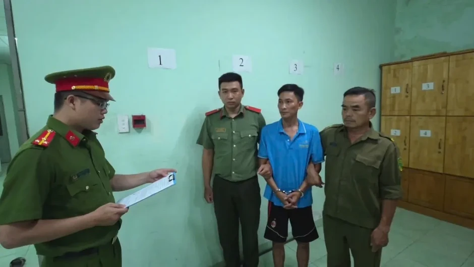 Tạm giữ đối tượng nhiều lần bạo hành con riêng của vợ tại TP Hồ Chí Minh Tạm giữ đối tượng nhiều lần bạo hành con riêng của vợ tại TP Hồ Chí Minh