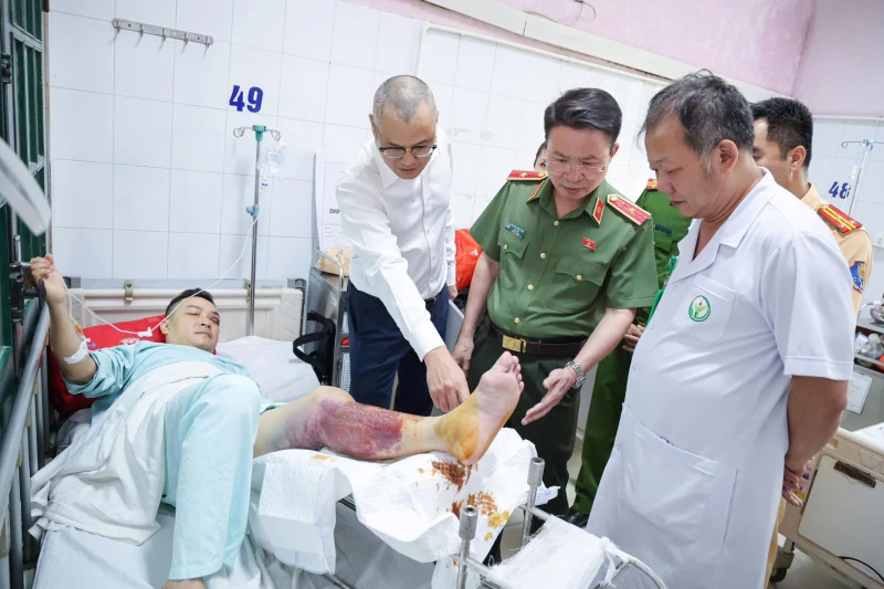 Tạm giữ đối tượng tông xe vào cán bộ Cảnh sát giao thông